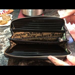 Juicy couture wallet, new and in good condition.
